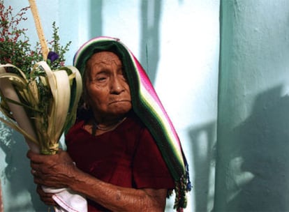 Una mujer del pueblo de Panchimalco (cerca de San Salvador), retratada en la procesión del Domingo de Ramos el 1 de abril de 2007.