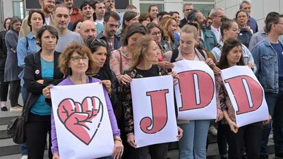 Trabajadores del Journal du Dimanche (JDD) se manifiestan en el exterior del edificio de la Redacción el 5 de julio.