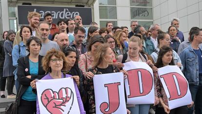 Trabajadores del Journal du Dimanche (JDD) se manifiestan en el exterior del edificio de la Redacción el 5 de julio.