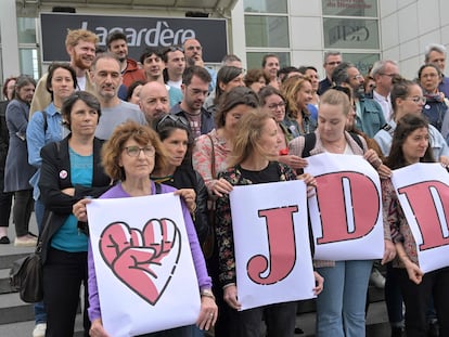 Trabajadores del Journal du Dimanche (JDD) se manifiestan en el exterior del edificio de la Redacción el 5 de julio.