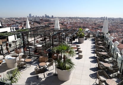 En la parte de atrás de este bar panorámico (situado en las plantas 26 y 27) se puede tener una vista magnífica del Conde Duque y los edificios de Malasaña y, más allá, las formas de los rascacielos de Nuevos Ministerios (con la imponente Torre Picasso) y, más lejos todavía, las Cuatro Torres, con sus reconocibles perfiles.