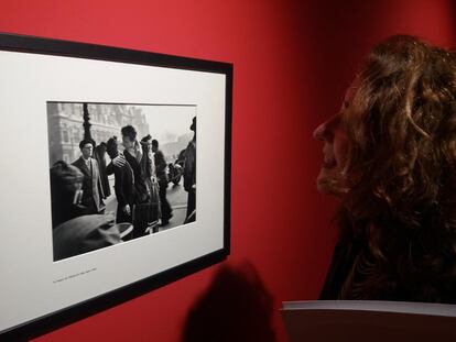 Una visitante ante 'Le baiser d l'Hôtel de Ville', de Robert Doisneau.