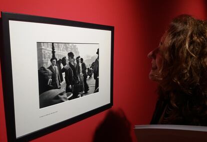 Una visitante ante 'Le baiser d l'Hôtel de Ville', de Robert Doisneau.