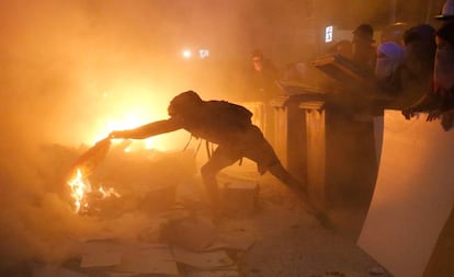 Un manifestante quema una bandera de España, durante los disturbios de octubre de 2019 en Barcelona.