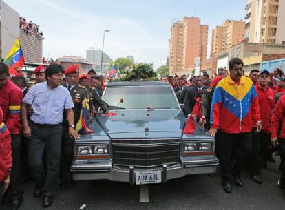 El boliviano Morales (i) y el vicepresidente venezolano Maduro encabezan el cortejo fúnebre.