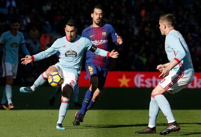 El defensa del Celta Hugo Mallo controla la pilota davant de Busquets.