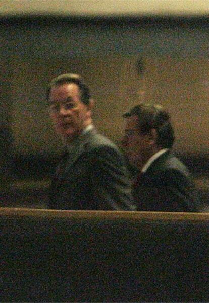 Schröder y Müntefering acuden a la cita, en una dependencia del Bundestag frente al Reichstag.