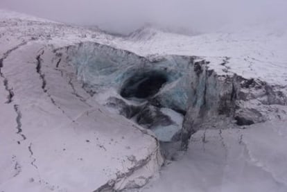 El equipo de <i>Desafío Extremo</i> ha filmado la fusión del hielo en el glaciar. Cuando el hielo se derrite, se forman gigantescas cuevas.