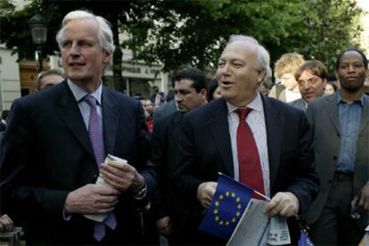 El ministro de de Exteriores francés Michel Barnier, junto a su homólogo español Miguel Ángel Moratinos.