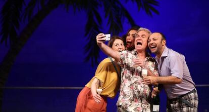 De izquiera a derecha, Aurora Sánchez, María Barranco, Francesc Albiol y Vicente Romero, en 'Cancún'.