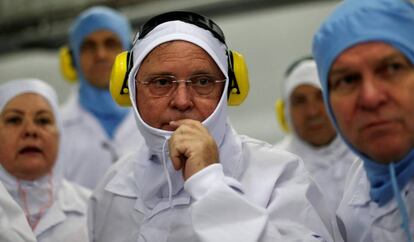 O ministro da Agricultura, Blairo Maggi, em uma visita &agrave; f&aacute;brica da JBS.