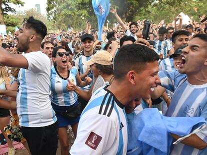 Miles de argentinos se celebran la victoria de la selección nacional ante Países Bajos en una plaza de Buenos Aires.