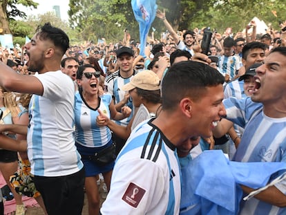 Miles de argentinos se celebran la victoria de la selección nacional ante Países Bajos en una plaza de Buenos Aires.