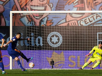 Benzema anota desde el punto de penalti el gol del triunfo del Madrid ante el Celta. Reuters