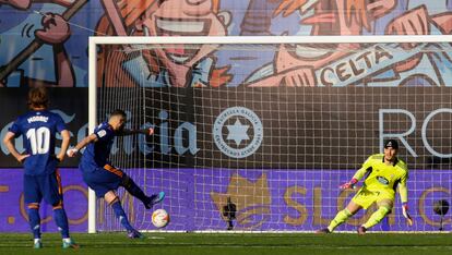 Benzema anota desde el punto de penalti el gol del triunfo del Madrid ante el Celta. Reuters