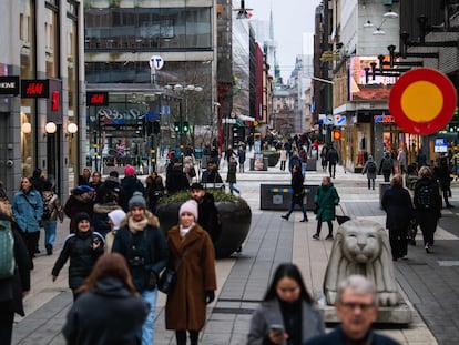 Una de las principales calles comerciales de Estocolmo, en febrero de 2022.