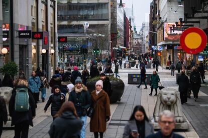 Una de las principales calles comerciales de Estocolmo, en febrero de 2022.