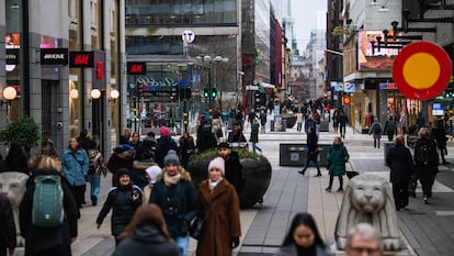 Una de las principales calles comerciales de Estocolmo, en febrero de 2022.