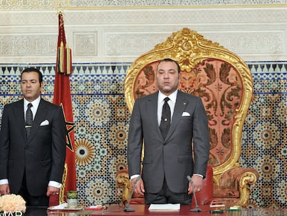 El rey Mohamed VI de Marruecos, a la derecha, posa su hermano el príncipe Moulay Rachid, ayer en Rabat, tras pronunciar el discurso.