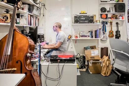 Uno de los investigadores del Media Lab, en su despacho.