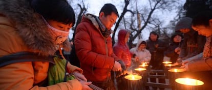 Un grupo de chinos reza en el templo Yonghegong Lama con motivo del año nuevo lunar en Pekín.