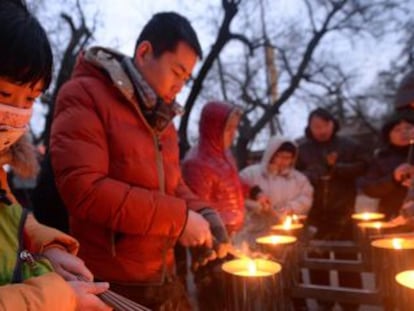 Un grupo de chinos reza en el templo Yonghegong Lama con motivo del a&ntilde;o nuevo lunar en Pek&iacute;n. 
