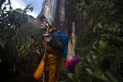 Las vistas que proporciona la subida al monte Roraima son de una belleza espectacular. En la foto, turistas japoneses durante el recorrido de ascenso.