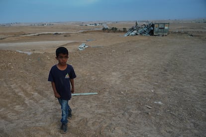 Un niño de Makhul, un pueblo beduino no reconocido por Israel, junto a los restos de una casa de chapa que fue golpeada por un misil de Hamás sin causar víctimas.