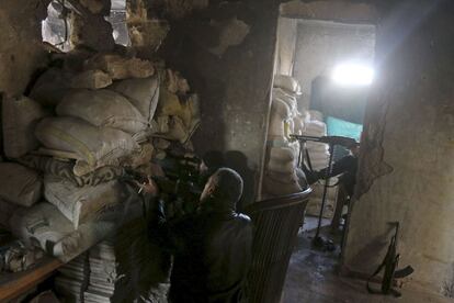 Combatientes del Ejército Libre de Siria durante los enfrentamientos con las fuerzas leales al presidente de Siria, Bashar Al-Assad, en el casco antiguo de Alepo, Siria.