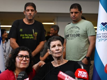 La rehén israelí Yocheved Lifshitz se dirige a la prensa en las puertas del hospital tras su liberación, el pasado 23 de octubre en Tel Aviv.