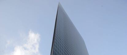 El rascacielos de la compañía Dentsu Corp. en la sección de Shiodome de la ciudad de Tokio, Japón.