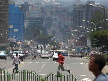 La avenida Churchill atraviesa toda la ciudad. Arriba el barrio de Piazza (también se le conoce por el nombre de Arada), al fondo la estación del ferrocarril.