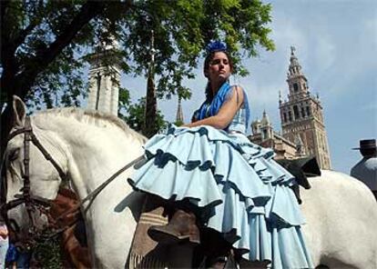 Una joven sevillana inicia su peregrinación hacia la aldea almonteña.