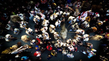 La Vijanera é o carnaval de Silió, na Cantábria (norte da Espanha), no primeiro domingo do ano. Para lá foi Javier Bustamante, um desenhista de 32 anos nascido em San Vicente de la Barquera, a 65 quilômetros de Silió. “Esta festa consiste na representação de um conjunto de caçadores capturando um urso. Esta foto é do momento final, onde se supõe que o urso foi apanhado”, disse ao Dronestagram. A imagem dessa festa popular foi a ganhadora do terceiro prêmio na categoria Gente.