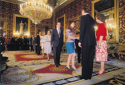 Los reyes Juan Carlos y Sofía reciben en el palacio Real a representantes de la nobleza española.