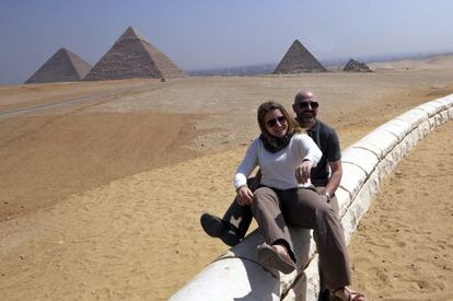 Una pareja de turistas se toma una foto delante de las pirámides en Giza, este viernes.