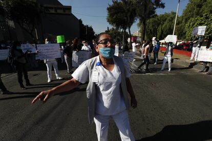 Personal sanitario de un hospital público de Ciudad de México protesta para exigir equipo de protección ante la contingencia.