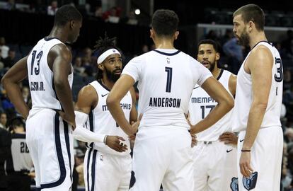 Los jugadores de los Grizzlies, con Marc a la derecha.