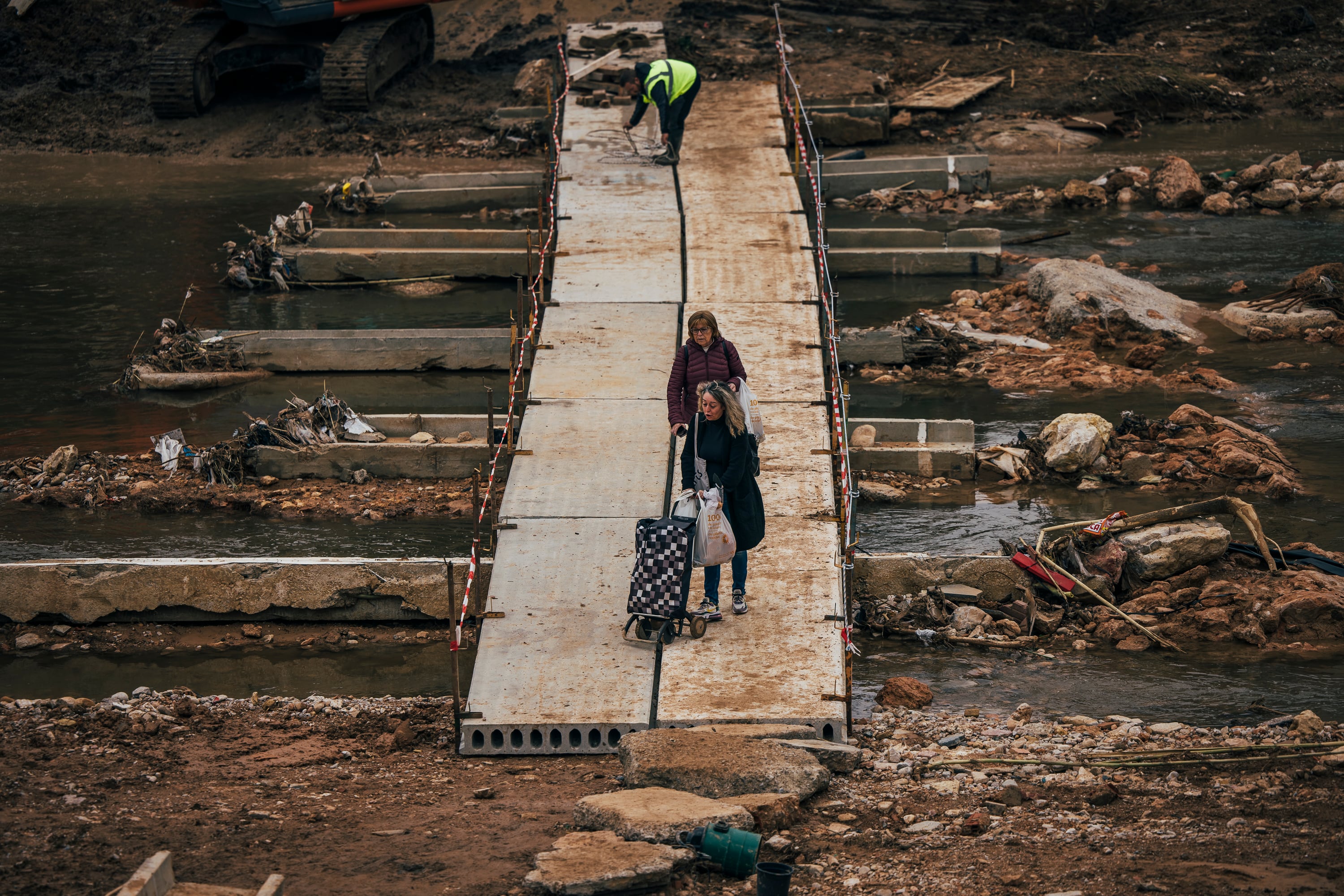 Pasarela construida en el barranco del Poyo por los vecinos para comunicar distintas zonas de Picanya, este sábado. 