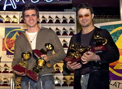 El cantante colombiano Juanes y el español Alejandro Sanz, posan con los premios Grammy Latinos conseguidos por sus discos, el 30 de octubre de 2001.