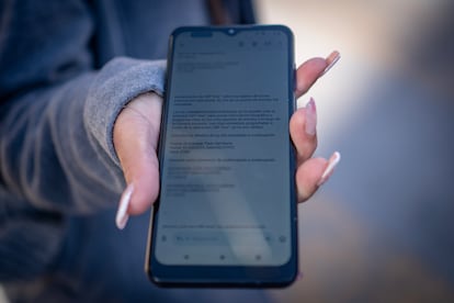 Una mujer venezolana muestra un correo que indica la cancelación de citas de CBP ONE, desde Ciudad Juárez, Chihuahua, el 20 de enero de 2025.