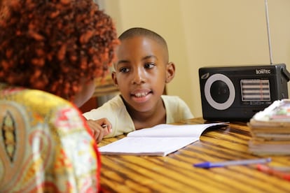 La radio es la tercera plataforma más utilizada por los gobiernos para ofrecer educación mientras las escuelas permanecen cerradas: un 60% de los 127 países, según recoge un estudio de Unicef. Irasubiza Uwayo Merveille, de 10 años, hace sus deberes junto a su madre, Nyiraneza Jeannette, después de escuchar juntas la lección de radio de Merveille Primary 3. La escuela de Merveille está actualmente cerrada para ayudar a prevenir la propagación de la covid-19.