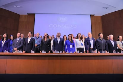 Marko Cortés (centro), dirigente nacional del PAN, junto a integrantes panistas, durante una sesión del Consejo Nacional del partido en Ciudad de México, en junio de 2024.