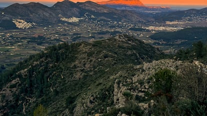 Atardecer desde el mirador Coll de Rates, al que se puede llegar caminando por una ruta señalizada desde la localidad de Callosa d’en Sarrià (Alicante).
