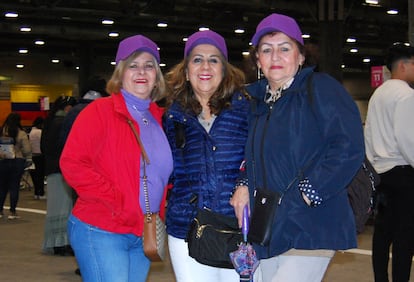 Mency Morales, a la derecha, junto a sus dos amigas en el recinto habilitado en Madrid para las elecciones de Ecuador.