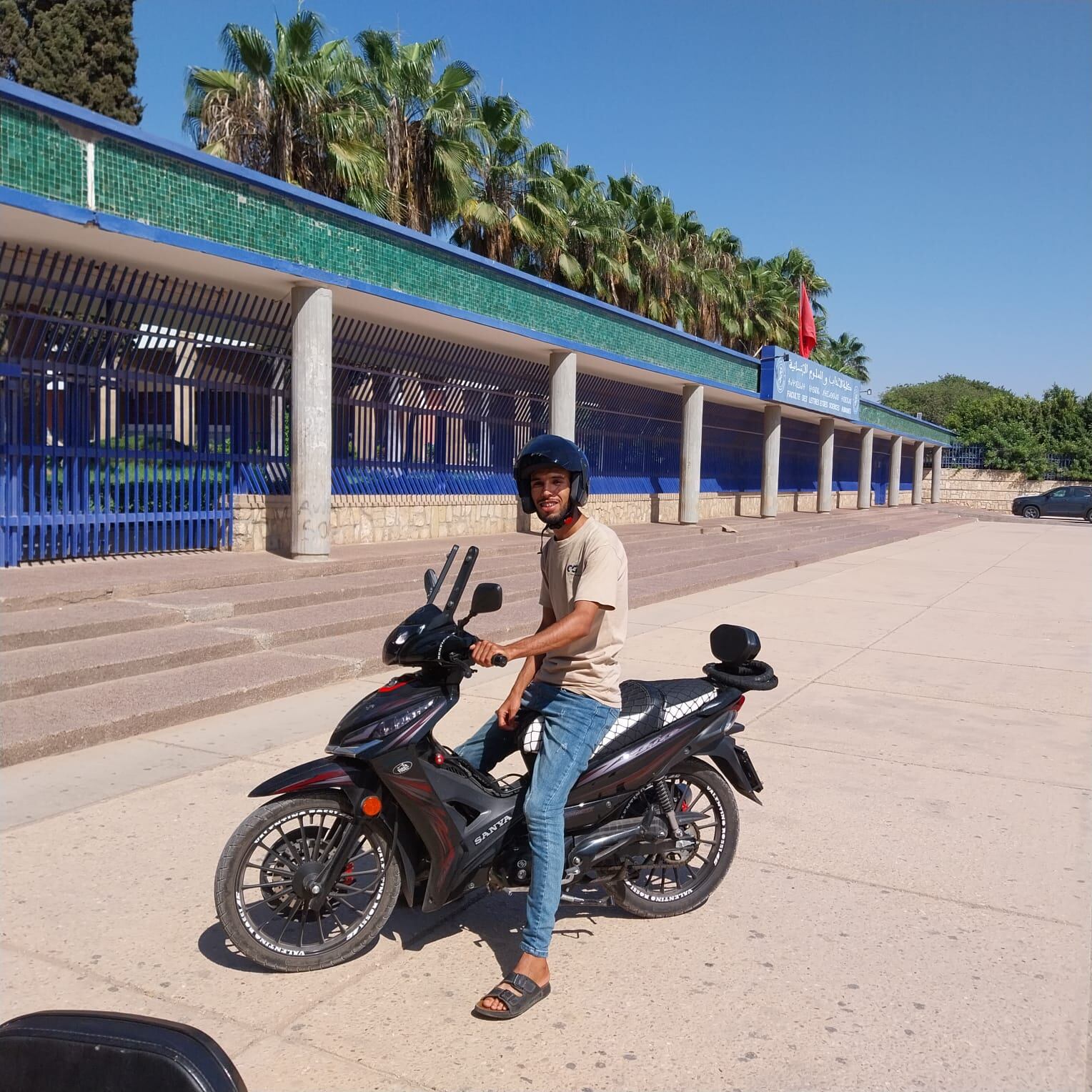 Hissan, de 23 años, estudiante de Lengua Árabe, simpatizante del movimiento juvenil GenZ 212, este viernes en la Facultad de Letras de la Universidad de Agadir.