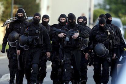 Agentes de la policía francesa que participaron ayer en la detención del jefe de ETA, en un piso de Bayona.