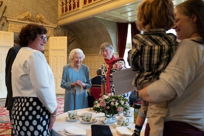 La Reina conversa con distintos representantes de asociaciones locales durante la recepción que celebró el pasado sábado en Sandringham.