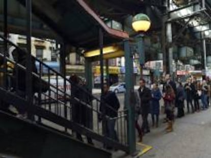 Ciudadanos neoyorquinos entran en la estación de metro, cerrada durante el paso del Huracán Sandy, en Brooklyin, Nueva York, EE.UU. este 5 de noviembre.