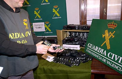 La Guardia Civil muestra el material <i>pirata</i> incautado.